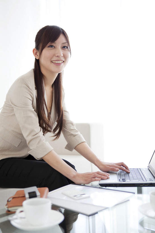 东方人,一个人,商务人士,商务女性,坐,笑,微笑,露齿笑,竖图,室内,白天,侧面,窗帘,沙发,桌子,杯子,手机,玻璃,亚洲,仅一个年轻女性,仅一个女性,仅一个人,阴影,套装,光线,材料,瓷器,档案,文件,影子,墙,记事本,咖啡杯,陶瓷制品,注视,黄种人,墙壁,墙面,玻璃制品,白色,本子,笔记本,资料,观察,看,搭,观看,察看,搭着,关注,文档,瓷杯,商务装,工薪阶层,手提电脑,年轻女性,女人,女性,亚洲人,白领,上班族,坐着,半身,彩图,皮沙发