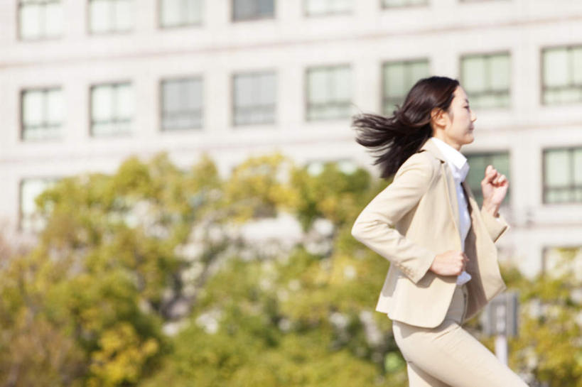 东方人,一个人,商务人士,商务女性,高楼大厦,跑,横图,室外,白天,仰视,锻炼,安全,运动,树林,植物,大厦,建筑,摩天大楼,亚洲,仅一个年轻女性,仅一个女性,仅一个人,阴影,套装,朦胧,模糊,光线,影子,红绿灯,信号灯,交通,注视,黄种人,树,树木,绿色,自然,观察,看,警示,生长,成长,观看,察看,关注,提示,商务装,流通,工薪阶层,交通信号灯,行人信号灯,体育,年轻女性,女人,女性,亚洲人,白领,上班族,跑步,半身,彩图,低角度拍摄,健身,大楼,高层建筑,高楼,摩天楼