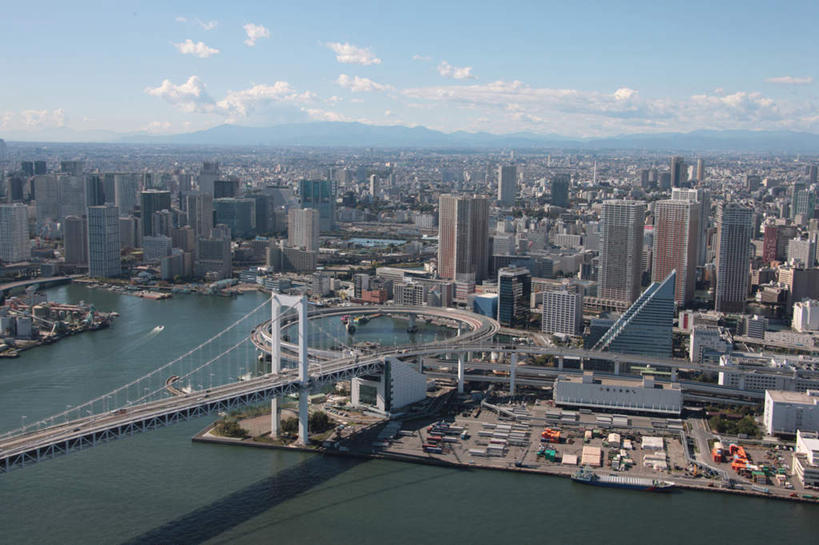 无人,高楼大厦,横图,全景,俯视,航拍,室外,白天,度假,草地,草坪,海洋,美景,树林,天际线,植物,城市风光,城市,大桥,大厦,建筑,立交桥,路,摩天大楼,桥梁,东京,日本,亚洲,阴影,光线,影子,地平线,景观,云,云朵,高架,斜拉桥,桥,地面,交通,云彩,娱乐,建设,草,树,树木,蓝色,绿色,白云,蓝天,天空,阳光,自然,海水,天,享受,休闲,景色,放松,运输,生长,晴朗,成长,鸟瞰,海景,东亚,本州,关东地方,本州岛,日本国,东京都,县厅,港区,东京市,大海,海,晴空,彩图,高角度拍摄,大楼,高层建筑,高楼,摩天楼