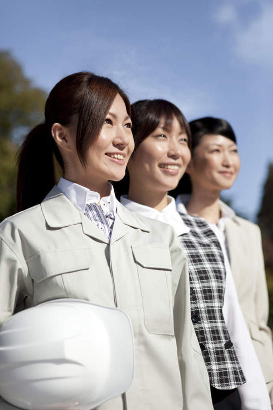 东方人,三个人,同事,商务人士,商务女性,站,笑,微笑,露齿笑,竖图,室外,白天,正面,成功,合作,团队,集体,信心,树林,植物,帽子,亚洲,阴影,套装,朦胧,模糊,光线,头盔,影子,云,云朵,云彩,注视,黄种人,队伍,树,树木,蓝色,绿色,白色,白云,蓝天,天空,阳光,自然,安全帽,天,观察,看,站着,生长,晴朗,成长,观看,察看,领导,成就,关注,商务装,合伙,领袖,工薪阶层,年轻女性,女人,女性,亚洲人,白领,上班族,晴空,站立,半身,彩图