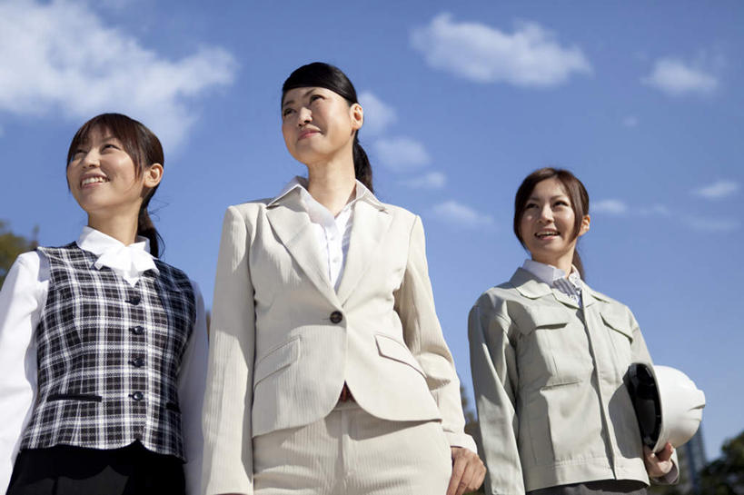 东方人,三个人,同事,商务人士,商务女性,站,笑,微笑,露齿笑,横图,室外,白天,仰视,成功,合作,团队,集体,信心,树林,植物,帽子,亚洲,阴影,套装,光线,头盔,影子,云,云朵,云彩,注视,黄种人,队伍,树,树木,蓝色,绿色,白色,白云,蓝天,天空,阳光,自然,安全帽,天,观察,看,站着,生长,晴朗,成长,观看,察看,领导,成就,关注,商务装,合伙,领袖,工薪阶层,单手抄兜,单手放兜,年轻女性,女人,女性,亚洲人,白领,上班族,晴空,插兜,手插兜,手放口袋,站立,半身,彩图,低角度拍摄,手抄兜