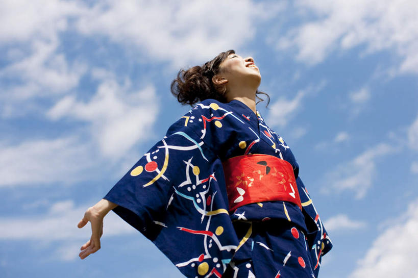 东方人,一个人,站,笑,微笑,露齿笑,横图,室外,白天,仰视,民族服装,亚洲,仅一个年轻女性,仅一个女性,仅一个人,阴影,花纹,和服,光线,图案,影子,云,云朵,云彩,注视,黄种人,娱乐,蓝色,白云,蓝天,天空,阳光,天,观察,看,站着,享受,休闲,放松,服饰,晴朗,观看,察看,关注,吴服,唐草,唐花,唐锦,年轻女性,女人,女性,亚洲人,晴空,抬头,仰头,站立,半身,彩图,低角度拍摄,传统服装,民俗服