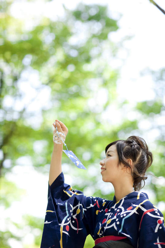 东方人,一个人,站,笑,微笑,露齿笑,竖图,室外,白天,仰视,民族服装,度假,幸福,运气,树林,植物,风铃,亚洲,仅一个年轻女性,仅一个女性,仅一个人,握,阴影,花纹,和服,朦胧,模糊,光线,图案,影子,拿,拿着,注视,黄种人,娱乐,树,树木,绿色,阳光,自然,观察,看,祈祷,祈福,站着,享受,休闲,放松,警示,握着,许愿,服饰,生长,成长,观看,祈求,吉祥,察看,平和,关注,问候,警惕,吴服,唐草,唐花,唐锦,思念,想念,玉振,幸运,年轻女性,女人,女性,亚洲人,占风铎,站立,半身,彩图,低角度拍摄,传统服装,民俗服