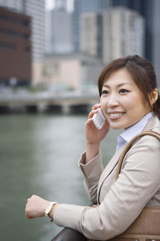 东方人,一个人,商务人士,商务女性,高楼大厦,栏杆,站,笑,说,打电话,微笑,露齿笑,竖图,室外,白天,侧面,讨论,河流,水,大桥,大厦,建筑,立交桥,摩天大楼,桥梁,电话,手机,亚洲,仅一个年轻女性,仅一个女性,仅一个人,握,阴影,套装,朦胧,模糊,时间,光线,时钟,手表,影子,河水,水流,高架,围栏,斜拉桥,桥,拿,计时,拿着,黄种人,通讯设备,护栏,钟表,站着,表,搭,握着,腕表,搭着,商务装,工薪阶层,交流,年轻女性,女人,女性,亚洲人,白领,上班族,钟,沟通,讲话,交谈,商讨,说话,谈话,通话,站立,半身,彩图,大楼,高层建筑,高楼,摩天楼