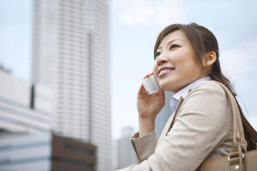 一个人,商务人士,商务女性,高楼大厦,站,笑,说,打电话,微笑,露齿笑,横图,室外,白天,仰视,讨论,大厦,建筑,摩天大楼,电话,手机,仅一个年轻女性,仅一个女性,仅一个人,握,阴影,套装,朦胧,模糊,光线,影子,云,云朵,拿,云彩,拿着,通讯设备,蓝色,白云,蓝天,天空,阳光,天,站着,握着,晴朗,商务装,工薪阶层,交流,年轻女性,女人,女性,白领,上班族,晴空,沟通,讲话,交谈,商讨,说话,谈话,通话,站立,半身,彩图,低角度拍摄,大楼,高层建筑,高楼,摩天楼