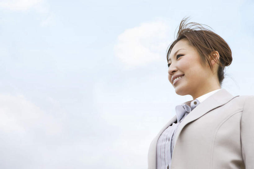 东方人,商务人士,商务女性,站,笑,微笑,露齿笑,横图,室外,白天,仰视,衬衫,亚洲,阴影,套装,光线,影子,云,云朵,云彩,注视,黄种人,蓝色,白云,蓝天,天空,阳光,天,观察,看,站着,晴朗,观看,察看,关注,商务装,工薪阶层,年轻女性,女人,女性,亚洲人,白领,上班族,晴空,站立,半身,彩图,低角度拍摄,衬衣