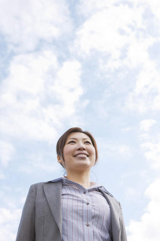 东方人,商务人士,商务女性,站,笑,微笑,露齿笑,竖图,室外,白天,仰视,衬衫,亚洲,阴影,套装,光线,影子,云,云朵,云彩,注视,黄种人,蓝色,白云,蓝天,天空,阳光,天,观察,看,站着,晴朗,观看,察看,关注,商务装,工薪阶层,年轻女性,女人,女性,亚洲人,白领,上班族,晴空,站立,半身,彩图,低角度拍摄,衬衣