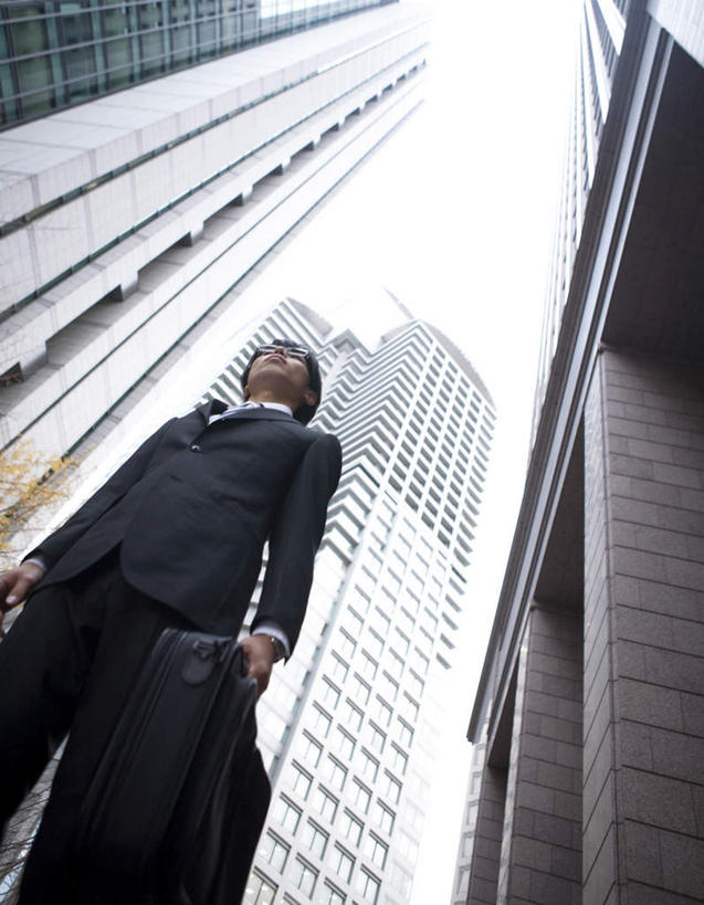 东方人,一个人,商务人士,商务男性,高楼大厦,站,竖图,室外,白天,仰视,衬衫,大厦,建筑,摩天大楼,亚洲,仅一个男性,仅一个人,阴影,套装,光线,公文包,眼镜,影子,注视,黄种人,仅一个年轻男性,天空,阳光,天,观察,看,站着,观看,察看,关注,商务装,近视眼镜,工薪阶层,男人,男性,年轻男性,亚洲人,白领,上班族,站立,半身,彩图,低角度拍摄,衬衣,大楼,高层建筑,高楼,摩天楼