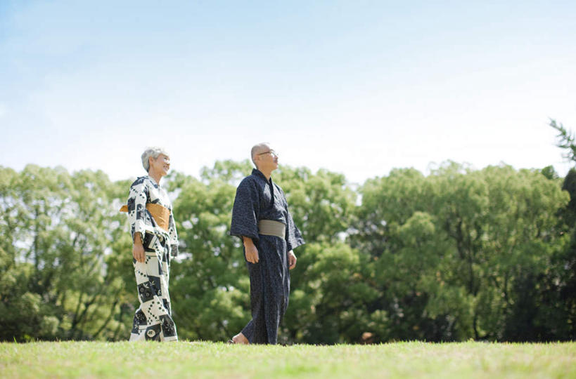 东方人,两个人,家庭,夫妻,走,横图,室外,白天,仰视,民族服装,爱情,草地,草坪,树林,植物,亚洲,阴影,花纹,和服,光线,图案,眼镜,影子,浪漫,注视,黄种人,草,树,树木,蓝色,绿色,蓝天,天空,阳光,自然,天,观察,看,温暖,温馨,一家人,恩爱,恋人,服饰,生长,成长,观看,和睦,察看,关注,近视眼镜,吴服,唐草,唐花,唐锦,老年男性,老年女性,男人,男性,女人,女性,亚洲人,夫妇,情侣,步行,散步,走路,彩图,低角度拍摄,全身,传统服装,民俗服,伴侣,融洽