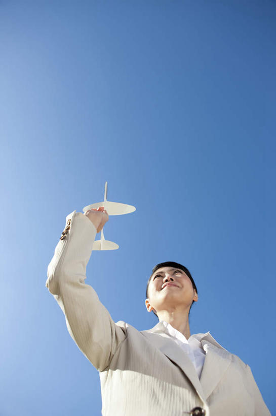 东方人,一个人,商务人士,商务女性,笑,微笑,露齿笑,竖图,室外,白天,仰视,飞机,亚洲,仅一个年轻女性,仅一个女性,仅一个人,阴影,套装,艺术,光线,影子,折纸,纸艺,手工艺品,拿,拿着,注视,黄种人,文化,蓝色,蓝天,天空,阳光,工艺品,天,观察,看,观看,纸飞机,察看,高雅,关注,商务装,工薪阶层,工艺折纸,自信心,品位,年轻女性,女人,女性,亚洲人,白领,上班族,半身,彩图,低角度拍摄