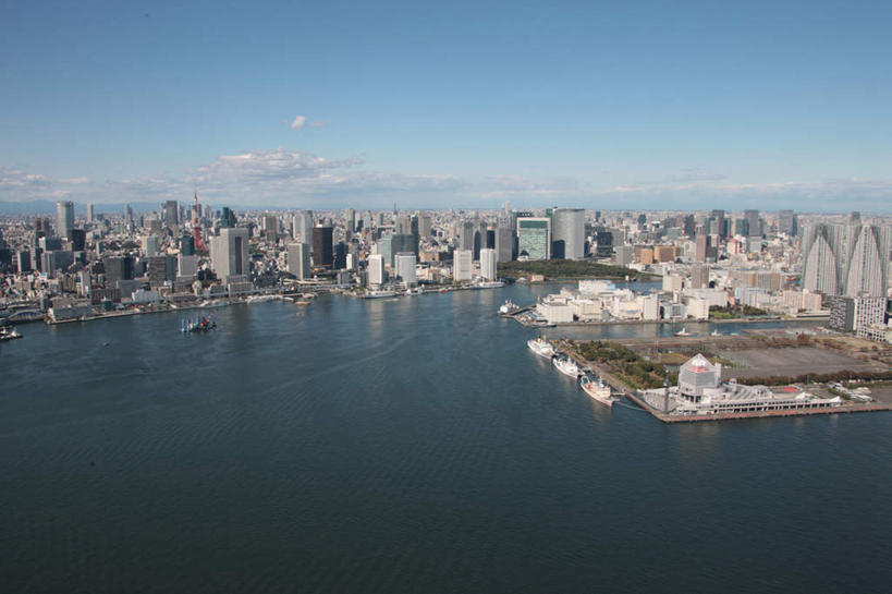 无人,高楼大厦,横图,全景,俯视,航拍,室外,白天,度假,草地,草坪,海洋,美景,树林,天际线,植物,城市风光,城市,大厦,建筑,摩天大楼,东京,日本,亚洲,阴影,光线,影子,地平线,景观,云,云朵,地面,云彩,娱乐,建设,草,树,树木,蓝色,绿色,白云,蓝天,天空,阳光,自然,海水,天,享受,休闲,景色,放松,生长,晴朗,成长,鸟瞰,海景,东亚,本州,关东地方,本州岛,日本国,东京都,县厅,港区,东京市,大海,海,晴空,彩图,高角度拍摄,大楼,高层建筑,高楼,摩天楼