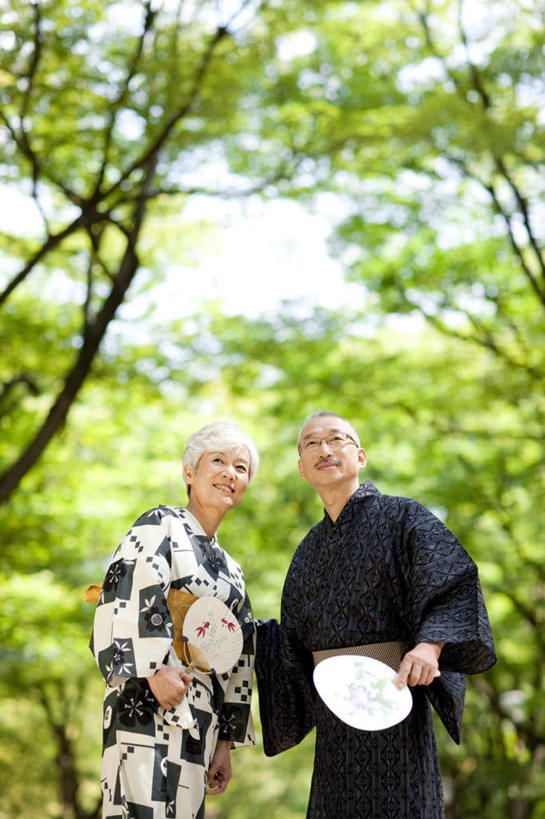 东方人,两个人,家庭,夫妻,站,笑,微笑,竖图,室外,白天,仰视,民族服装,爱情,树林,植物,亚洲,握,阴影,花纹,和服,朦胧,模糊,光线,扇子,图案,眼镜,影子,浪漫,清凉,拿,拿着,注视,黄种人,凉爽,文化,树,树木,蓝色,绿色,蓝天,天空,阳光,自然,天,观察,看,站着,温暖,温馨,一家人,恩爱,搭,握着,恋人,服饰,生长,成长,观看,和睦,察看,搭着,关注,近视眼镜,吴服,唐草,唐花,唐锦,老年男性,老年女性,男人,男性,女人,女性,亚洲人,夫妇,情侣,站立,半身,彩图,低角度拍摄,传统服装,民俗服,伴侣,融洽,传统文化