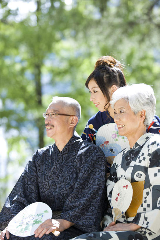 东方人,头发,三个人,家庭,母亲,父亲,女儿,站,笑,微笑,竖图,室外,白天,正面,民族服装,树林,植物,亚洲,握,阴影,花纹,和服,朦胧,模糊,光线,扇子,图案,眼镜,影子,云,云朵,地面,清凉,拿,云彩,拿着,注视,黄种人,凉爽,文化,树,树木,蓝色,绿色,白色,黑色,白云,蓝天,天空,阳光,自然,天,观察,看,站着,温暖,温馨,父女,母女,一家人,父爱,母爱,握着,服饰,生长,晴朗,成长,观看,和睦,察看,关注,近视眼镜,吴服,唐草,唐花,唐锦,老年男性,老年女性,男人,男性,年轻女性,女人,女性,亚洲人,晴空,抬头,仰头,站立,半身,彩图,传统服装,民俗服,融洽,传统文化