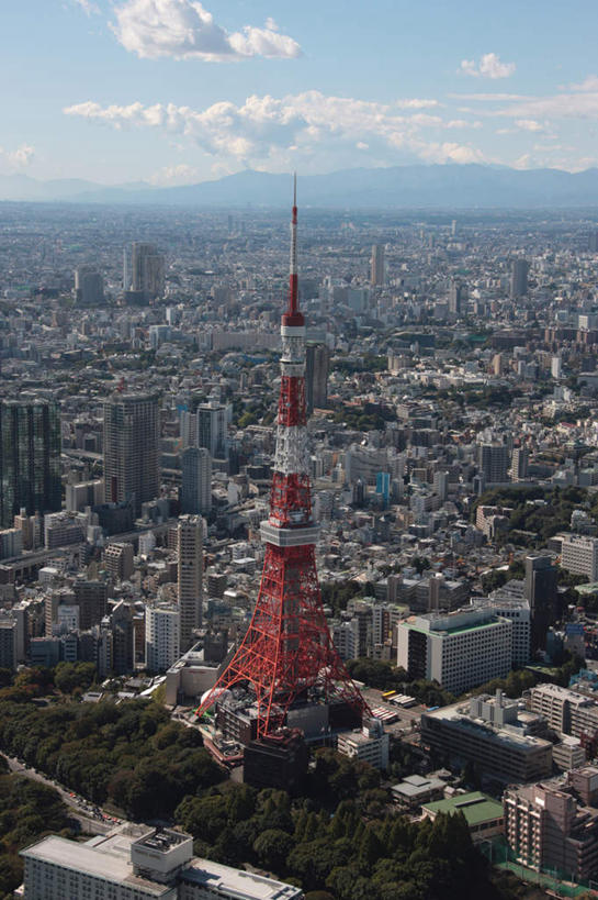 无人,高楼大厦,竖图,俯视,航拍,室外,白天,度假,美景,树林,植物,城市风光,标志建筑,城市,大厦,地标,建筑,摩天大楼,东京,日本,亚洲,阴影,光线,影子,景观,云,云朵,东京铁塔,云彩,娱乐,建设,树,树木,蓝色,绿色,白云,蓝天,天空,阳光,自然,天,享受,休闲,景色,放松,生长,晴朗,成长,东京塔,鸟瞰,东亚,本州,关东地方,本州岛,日本国,东京都,日本电波塔,晴空,彩图,高角度拍摄,大楼,高层建筑,高楼,摩天楼