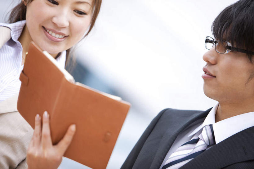 东方人,脸,头,脸颊,背,两个人,同事,商务人士,商务男性,商务女性,高楼大厦,站,笑,微笑,露齿笑,横图,室外,特写,白天,正面,衬衫,成功,合作,团队,集体,信心,大厦,建筑,摩天大楼,亚洲,一本,握,阴影,套装,朦胧,模糊,光线,眼镜,影子,云,云朵,记事本,拿,云彩,拿着,注视,黄种人,队伍,肩膀,黄色,蓝色,白云,蓝天,天空,阳光,本子,笔记本,天,观察,看,站着,握着,晴朗,观看,察看,领导,成就,关注,商务装,合伙,领袖,近视眼镜,工薪阶层,男人,男性,年轻男性,年轻女性,女人,女性,亚洲人,头部,脸部,脸蛋,面部,白领,上班族,晴空,站立,半身,彩图,衬衣,大楼,高层建筑,高楼,摩天楼