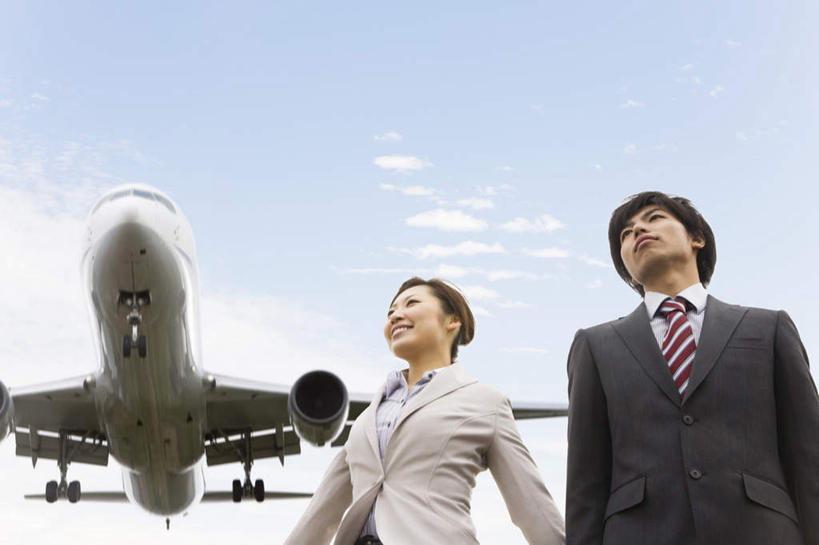 东方人,两个人,同事,商务人士,商务男性,商务女性,站,笑,微笑,露齿笑,横图,室外,白天,仰视,衬衫,成功,合作,团队,集体,信心,飞机,亚洲,阴影,套装,光线,影子,云,云朵,交通,云彩,注视,黄种人,航空,队伍,蓝色,白云,蓝天,天空,阳光,交通工具,天,观察,看,站着,运输,晴朗,观看,察看,领导,客机,成就,关注,载具,商务装,合伙,领袖,工薪阶层,男人,男性,年轻男性,年轻女性,女人,女性,亚洲人,白领,上班族,晴空,站立,半身,彩图,低角度拍摄,衬衣