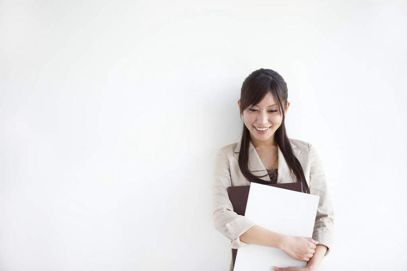 东方人,一个人,商务人士,商务女性,站,笑,微笑,露齿笑,横图,室内,白天,白色背景,正面,亚洲,仅一个年轻女性,仅一个女性,仅一个人,套装,材料,档案,文件,墙,文件夹,拿,拿着,注视,黄种人,墙壁,墙面,白色,资料,低头,观察,看,站着,摄影,影棚,抱着,观看,察看,关注,文档,商务装,工薪阶层,年轻女性,女人,女性,亚洲人,白领,上班族,站立,半身,彩图,影棚拍摄,拍摄