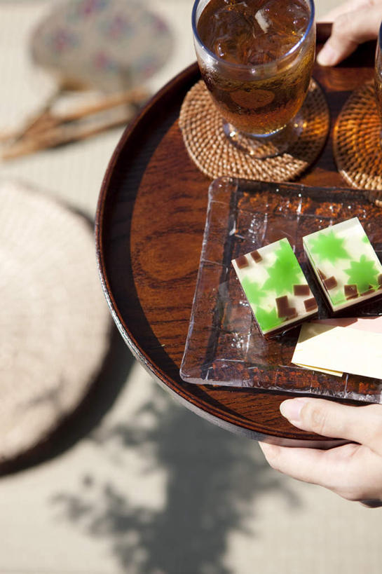 点心,东方人,一个人,走,捧,竖图,俯视,室外,特写,白天,度假,杯子,亚洲,仅一个年轻女性,仅一个女性,仅一个人,两块,阴影,光线,影子,食品,甜点,甜品,地面,一杯,黄种人,娱乐,玻璃制品,食物,糕点,阳光,盘子,水杯,甜食,享受,休闲,放松,大麦茶,年轻女性,女人,女性,亚洲人,玻璃杯,步行,端,端着,捧着,散步,手捧,走路,半身,彩图,高角度拍摄