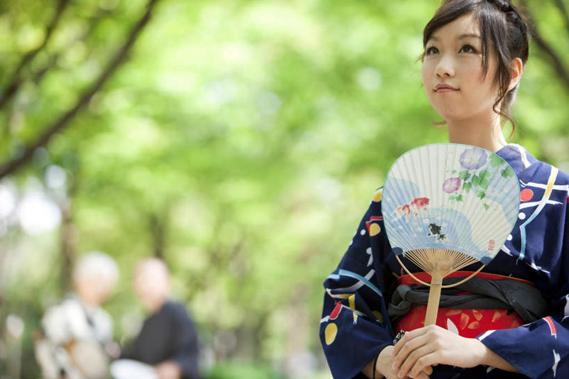 东方人,头发,三个人,家庭,母亲,父亲,女儿,站,竖图,室外,白天,仰视,民族服装,树林,植物,亚洲,握,阴影,花纹,和服,朦胧,模糊,光线,扇子,图案,影子,棕色,地面,清凉,拿,拿着,注视,黄种人,凉爽,文化,树,树木,绿色,白色,阳光,自然,观察,看,站着,温暖,温馨,父女,母女,一家人,父爱,母爱,握着,服饰,生长,成长,观看,和睦,察看,关注,吴服,唐草,唐花,唐锦,老年男性,老年女性,男人,男性,年轻女性,女人,女性,亚洲人,站立,半身,彩图,低角度拍摄,传统服装,民俗服,融洽,传统文化