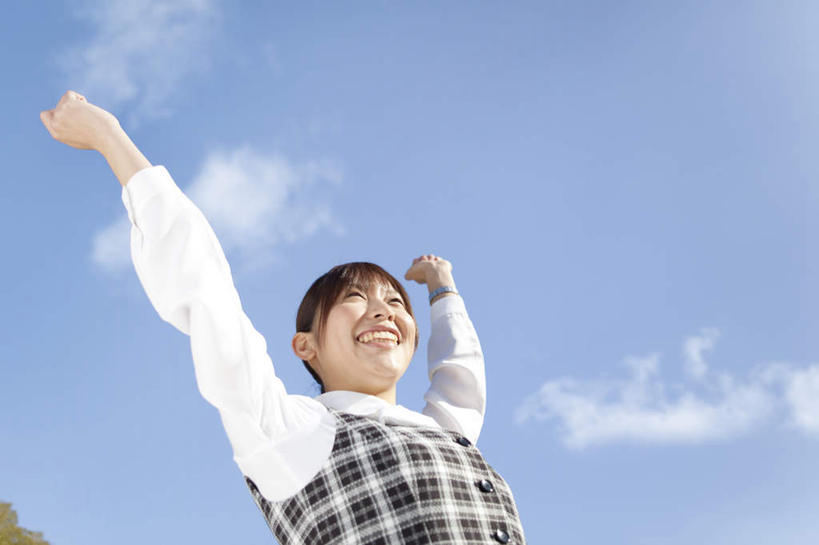 东方人,一个人,商务人士,商务女性,站,举,笑,微笑,露齿笑,横图,室外,白天,仰视,树林,植物,亚洲,仅一个年轻女性,仅一个女性,仅一个人,阴影,套装,朦胧,模糊,时间,光线,时钟,手表,影子,云,云朵,计时,云彩,黄种人,树,树木,蓝色,绿色,白云,蓝天,天空,阳光,自然,钟表,天,托,站着,表,生长,晴朗,成长,腕表,商务装,工薪阶层,年轻女性,女人,女性,亚洲人,白领,上班族,钟,晴空,举起,举手,举着,向上举,向上伸,向上托,站立,半身,彩图,低角度拍摄