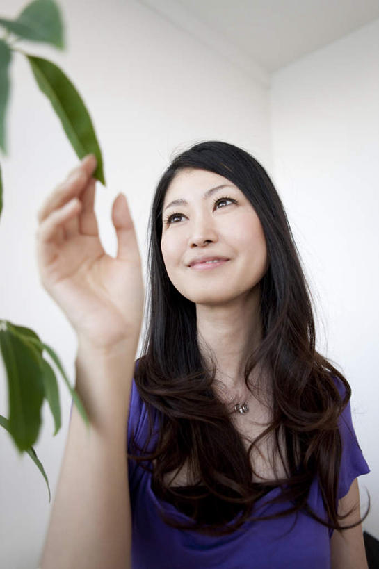 东方人,一个人,站,笑,摸,微笑,竖图,室内,白天,仰视,卧室,叶子,亚洲,仅一个年轻女性,仅一个女性,仅一个人,许多,抚摸,服装,墙,绿叶,注视,休闲装,黄种人,墙壁,墙面,衣服,白色,观察,看,站着,休闲,休闲服,嫩叶,服饰,观看,察看,关注,年轻女性,女人,女性,亚洲人,叶,叶片,触摸,接触,站立,半身,彩图,低角度拍摄,睡房,卧房