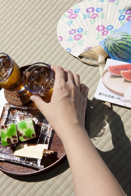 点心,东方人,一个人,竖图,俯视,室外,特写,白天,度假,杯子,亚洲,仅一个年轻女性,仅一个女性,仅一个人,两块,阴影,光线,图案,席子,影子,食品,甜点,甜品,一杯,拿,拿着,黄种人,娱乐,玻璃制品,食物,糕点,阳光,盘子,卡片,水杯,甜食,享受,休闲,放松,大麦茶,年轻女性,女人,女性,亚洲人,玻璃杯,半身,彩图,高角度拍摄