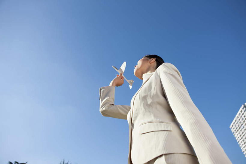 东方人,一个人,商务人士,商务女性,笑,微笑,横图,室外,白天,仰视,办公楼,飞机,亚洲,仅一个年轻女性,仅一个女性,仅一个人,阴影,套装,艺术,光线,影子,折纸,纸艺,手工艺品,拿,拿着,注视,黄种人,文化,蓝色,蓝天,天空,阳光,工艺品,天,观察,看,观看,纸飞机,察看,高雅,关注,商务装,工薪阶层,工艺折纸,自信心,品位,年轻女性,女人,女性,亚洲人,白领,上班族,半身,彩图,低角度拍摄