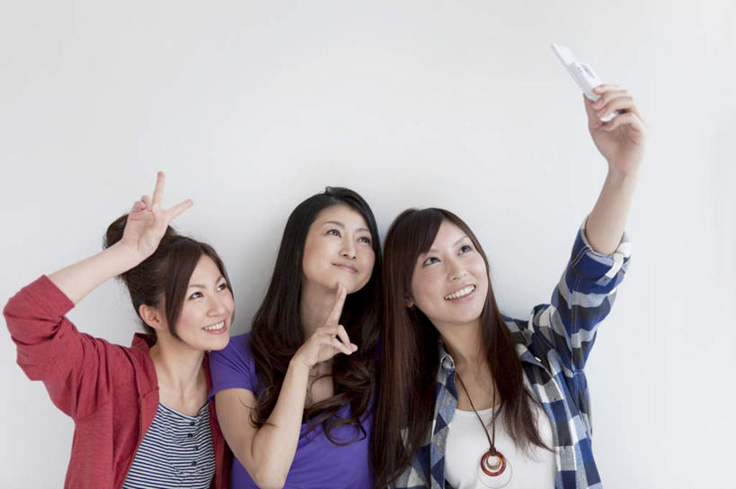 东方人,三个人,伙伴,朋友,站,笑,微笑,露齿笑,横图,室内,白天,白色背景,正面,快乐,兴奋,友谊,骄傲,成功,胜利,合作,团队,手机,项链,亚洲,服装,注视,休闲装,黄种人,装饰品,拍照,衣服,饰品,首饰,观察,看,手势,站着,休闲,休闲服,战略,自信,摄影,服饰,影棚,观看,察看,关注,联合,合谋,配合,协作,年轻女性,女人,女性,亚洲人,站立,半身,彩图,影棚拍摄,欢乐,开心,拍摄