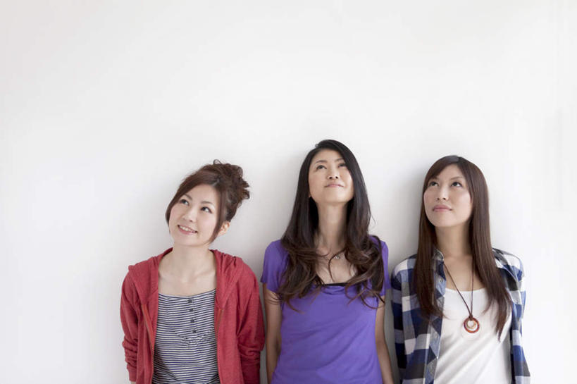 东方人,三个人,伙伴,朋友,站,笑,微笑,露齿笑,横图,室内,白天,白色背景,正面,友谊,合作,团队,项链,亚洲,服装,注视,休闲装,黄种人,装饰品,拍照,衣服,饰品,首饰,观察,看,站着,休闲,休闲服,战略,摄影,服饰,影棚,观看,察看,关注,联合,合谋,配合,协作,年轻女性,女人,女性,亚洲人,抬头,仰头,站立,半身,彩图,影棚拍摄,拍摄