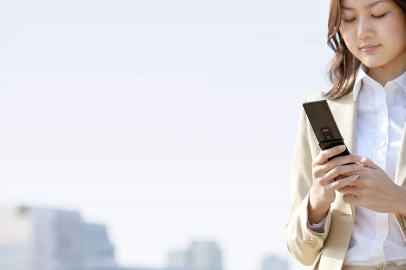 东方人,一个人,商务人士,商务女性,家,站,笑,打电话,微笑,露齿笑,横图,室内,白天,仰视,电话,手机,亚洲,仅一个年轻女性,仅一个女性,仅一个人,阴影,套装,朦胧,模糊,光线,影子,房屋,屋子,拿,拿着,注视,黄种人,通讯设备,楼房,住宅,一个,蓝色,黑色,蓝天,天空,阳光,天,低头,观察,看,站着,观看,察看,关注,商务装,工薪阶层,交流,年轻女性,女人,女性,亚洲人,白领,上班族,沟通,通话,站立,半身,彩图,低角度拍摄,房子