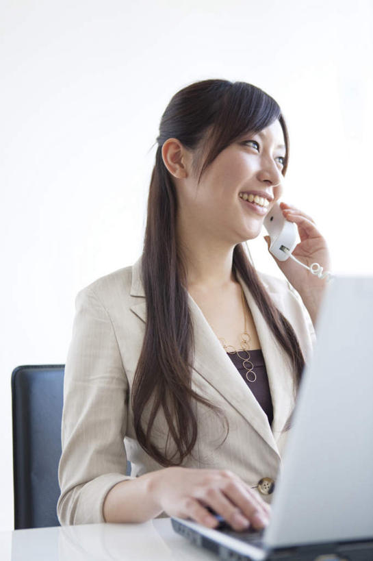 东方人,一个人,商务人士,商务女性,坐,笑,说,微笑,露齿笑,竖图,室内,白天,正面,讨论,笔记本电脑,桌子,电话,椅子,亚洲,仅一个年轻女性,仅一个女性,仅一个人,敲打,阴影,套装,光线,影子,办公桌,墙,注视,黄种人,输入,墙壁,墙面,一个,黑色,打字,观察,看,单个,观看,点击,敲击,察看,关注,商务装,工薪阶层,交流,按键,年轻女性,女人,女性,亚洲人,白领,上班族,沟通,讲话,交谈,商讨,说话,谈话,坐着,半身,彩图