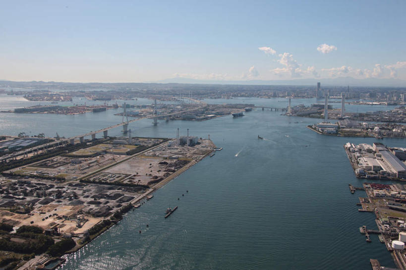 无人,家,码头,横图,全景,俯视,航拍,室外,白天,度假,草地,草坪,海浪,海洋,美景,山,山脉,树林,天际线,植物,城市风光,城市,大桥,港口,立交桥,轮船,桥梁,船,神奈川,日本,亚洲,房屋,屋子,景观,浪花,山峰,水平线,云,云朵,高架,斜拉桥,桥,辽阔,海平线,山峦,横滨,横滨市,神奈川县,云彩,娱乐,楼房,住宅,草,树,树木,蓝色,绿色,白云,蓝天,天空,自然,海水,交通工具,群山,天,享受,休闲,广阔,景色,放松,生长,成长,一望无际,鸟瞰,载具,海景,东亚,本州,首府,关东地方,本州岛,日本国,无边无际,一马平川,大海,风浪,海,海水的波动,近岸浪,涌浪,彩图,高角度拍摄,房子,摆渡口,埠头,渡口,渡头,港湾,海港,货运码头,口岸,商港,水天相接,水天一线