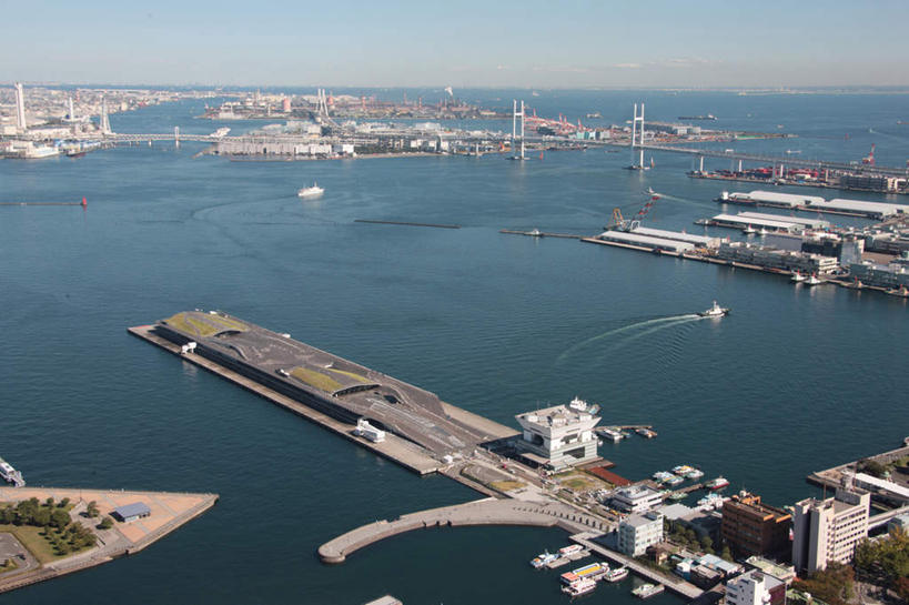 无人,家,码头,横图,全景,俯视,航拍,室外,白天,度假,草地,草坪,海浪,海洋,美景,山,山脉,树林,天际线,植物,城市风光,城市,大桥,港口,立交桥,桥梁,神奈川,日本,亚洲,房屋,屋子,景观,浪花,山峰,云,云朵,高架,斜拉桥,桥,山峦,横滨,横滨市,神奈川县,云彩,娱乐,楼房,住宅,草,树,树木,蓝色,绿色,白云,蓝天,天空,自然,海水,群山,天,享受,休闲,景色,放松,生长,成长,鸟瞰,海景,东亚,本州,首府,关东地方,本州岛,日本国,大海,风浪,海,海水的波动,近岸浪,涌浪,彩图,高角度拍摄,房子,摆渡口,埠头,渡口,渡头,港湾,海港,货运码头,口岸,商港