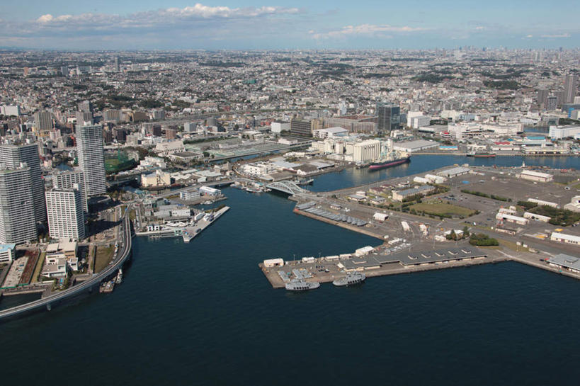 无人,家,高楼大厦,码头,横图,全景,俯视,航拍,室外,白天,度假,草地,草坪,海浪,海洋,美景,树林,天际线,植物,城市风光,城市,大厦,道路,港口,路,摩天大楼,公路,神奈川,日本,亚洲,阴影,光线,影子,房屋,屋子,地平线,景观,浪花,云,云朵,辽阔,地面,交通,横滨,横滨市,神奈川县,云彩,娱乐,楼房,住宅,草,树,树木,蓝色,绿色,白云,蓝天,天空,阳光,自然,海水,天,享受,休闲,广阔,景色,放松,生长,成长,一望无际,鸟瞰,延伸,海景,东亚,本州,首府,关东地方,本州岛,日本国,天地相交,无边无际,一马平川,大海,风浪,海,海水的波动,近岸浪,涌浪,马路,彩图,高角度拍摄,房子,摆渡口,埠头,大楼,渡口,渡头,港湾,高层建筑,高楼,海港,货运码头,口岸,摩天楼,商港