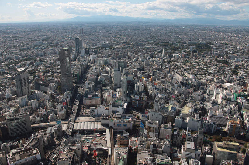 无人,家,高楼大厦,横图,全景,俯视,航拍,室外,白天,度假,美景,山,山脉,树林,天际线,植物,城市风光,城市,大厦,道路,建筑,路,摩天大楼,公路,车站,东京,日本,亚洲,阴影,光线,影子,房屋,屋子,地平线,景观,山峰,云,云朵,辽阔,地面,交通,山峦,云彩,娱乐,楼房,住宅,树,树木,蓝色,绿色,白云,蓝天,天空,阳光,自然,群山,享受,休闲,广阔,景色,放松,生长,成长,一望无际,鸟瞰,延伸,东亚,本州,关东地方,本州岛,日本国,东京都,天地相交,涩谷区,无边无际,一马平川,涩谷车站,马路,彩图,高角度拍摄,房子,大楼,高层建筑,高楼,摩天楼