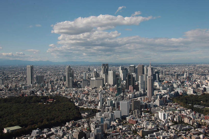 无人,家,高楼大厦,横图,全景,俯视,航拍,室外,白天,度假,美景,山,山脉,树林,天际线,植物,城市风光,城市,大厦,道路,建筑,路,摩天大楼,公路,东京,日本,阴影,光线,影子,房屋,屋子,地平线,景观,山峰,云,云朵,辽阔,地面,交通,山峦,新宿,云彩,娱乐,楼房,住宅,树,树木,蓝色,绿色,白云,蓝天,天空,阳光,自然,群山,天,享受,休闲,广阔,景色,放松,生长,成长,一望无际,鸟瞰,延伸,东亚,本州,关东地方,本州岛,日本国,东京都,新宿区,天地相交,县厅,东京市,无边无际,一马平川,马路,彩图,高角度拍摄,房子,大楼,高层建筑,高楼,摩天楼
