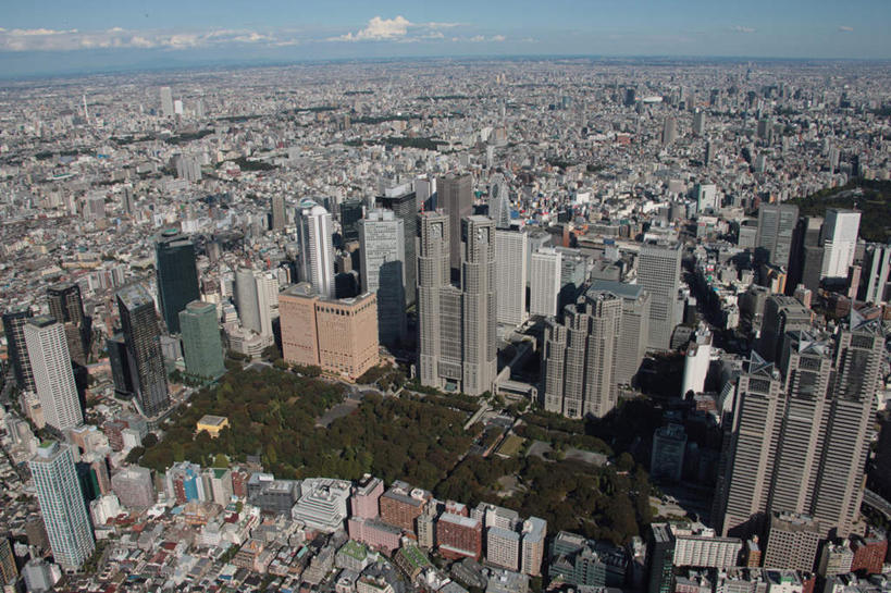 无人,高楼大厦,横图,全景,俯视,航拍,室外,白天,度假,美景,树林,天际线,植物,城市风光,城市,大厦,道路,建筑,路,摩天大楼,公路,东京,日本,阴影,光线,影子,地平线,景观,云,云朵,辽阔,地面,交通,新宿,云彩,娱乐,树,树木,蓝色,绿色,白云,蓝天,天空,阳光,自然,天,享受,休闲,广阔,景色,放松,生长,成长,一望无际,鸟瞰,延伸,东亚,本州,关东地方,本州岛,日本国,东京都,新宿区,天地相交,县厅,东京市,无边无际,一马平川,马路,彩图,高角度拍摄,大楼,高层建筑,高楼,摩天楼