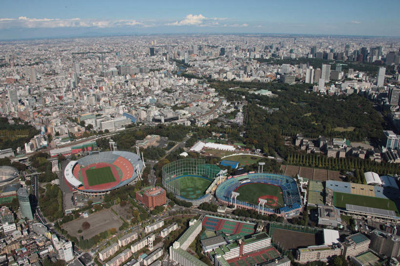 无人,体育馆,家,高楼大厦,运动场,横图,全景,俯视,航拍,室外,白天,度假,草地,草坪,美景,树林,天际线,植物,城市风光,城市,大厦,道路,建筑,路,摩天大楼,公路,东京,日本,阴影,光线,影子,房屋,屋子,地平线,景观,云,云朵,辽阔,地面,交通,新宿,云彩,娱乐,体育场,楼房,住宅,草,树,树木,蓝色,绿色,白云,蓝天,天空,阳光,自然,天,享受,休闲,广阔,景色,放松,田径场,生长,成长,一望无际,鸟瞰,延伸,东亚,本州,关东地方,本州岛,日本国,东京都,新宿区,天地相交,运动馆,县厅,东京市,无边无际,一马平川,马路,彩图,高角度拍摄,房子,大楼,高层建筑,高楼,摩天楼