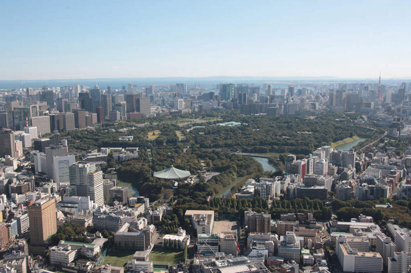 无人,家,高楼大厦,横图,全景,俯视,航拍,室外,白天,度假,草地,草坪,湖,湖泊,美景,山,山脉,树林,水,天际线,植物,城市风光,城市,大厦,道路,建筑,路,摩天大楼,公路,东京,日本,阴影,光线,影子,房屋,屋子,地平线,湖面,景观,山峰,水流,水面,云,云朵,辽阔,地面,交通,山峦,云彩,娱乐,楼房,住宅,草,树,树木,蓝色,绿色,白云,蓝天,天空,阳光,自然,湖水,群山,天,享受,休闲,广阔,景色,放松,千代田区,生长,成长,一望无际,鸟瞰,延伸,东亚,本州,关东地方,本州岛,日本国,东京都,天地相交,县厅,东京市,无边无际,一马平川,马路,彩图,高角度拍摄,房子,大楼,高层建筑,高楼,皇宫,摩天楼