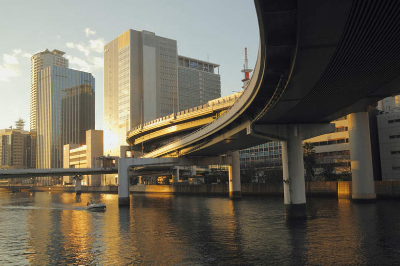 无人,公园,高楼大厦,横图,室外,白天,仰视,度假,河流,美景,日落,树林,水,植物,城市风光,城市,大桥,大厦,建筑,立交桥,路灯,摩天大楼,桥梁,照明,日本,亚洲,阴影,光线,影子,河水,景观,水流,晚霞,霞光,云,云朵,高架,建筑群,斜拉桥,桥,灯光,云彩,娱乐,建设,灯,树,树木,绿色,白云,自然,黄昏,享受,休闲,景色,彩霞,放松,大阪,生长,成长,照亮,照明设备,东亚,本州,大阪府,本州岛,日本国,近畿地方,近畿,中之岛,县厅,大阪市,中之岛公园,夕阳,彩图,低角度拍摄,大楼,高层建筑,高楼,摩天楼