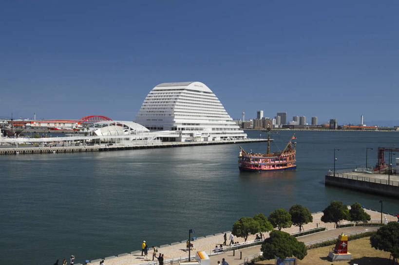 高楼大厦,栏杆,码头,横图,室外,白天,正面,度假,草地,草坪,海浪,海洋,美景,树林,植物,城市风光,城市,大厦,港口,建筑,路灯,摩天大楼,船,照明,日本,亚洲,一艘,波纹,飞溅,溅,液体,景观,浪花,水滴,建筑群,围栏,塔,灯光,游艇,地面,许多人,娱乐,建设,护栏,灯,水珠,草,树,树木,红色,蓝色,绿色,蓝天,水纹,天空,自然,海水,船尾波,交通工具,波浪,天,享受,休闲,景色,放松,生长,成长,照亮,照明设备,喷洒,载具,海景,东亚,本州,本州岛,日本国,近畿地方,近畿,兵库,兵库县,神户,神户港,神户市,神戸,县厅,神戸市,大海,风浪,海,海水的波动,近岸浪,涌浪,彩图,全身,摆渡口,埠头,大楼,渡口,渡头,港湾,高层建筑,高楼,海港,货运码头,口岸,摩天楼,商港