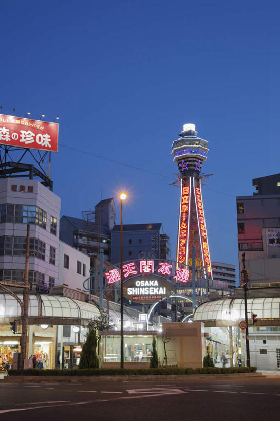 无人,家,竖图,室外,夜晚,仰视,旅游,度假,美景,树林,植物,城市风光,城市,道路,路,路灯,公路,汽车,照明,日本,亚洲,日文,标志,广告牌,文字,字符,房屋,屋子,景观,公寓,灯光,交通,娱乐,标识,洋房,楼房,住宅,车,灯,树,树木,蓝色,绿色,蓝天,天空,自然,交通工具,轿车,天,享受,休闲,景色,放松,大阪,生长,成长,照亮,照明设备,载具,东亚,本州,大阪府,本州岛,日本国,近畿地方,近畿,日语,通天阁,马路,彩图,低角度拍摄,房子