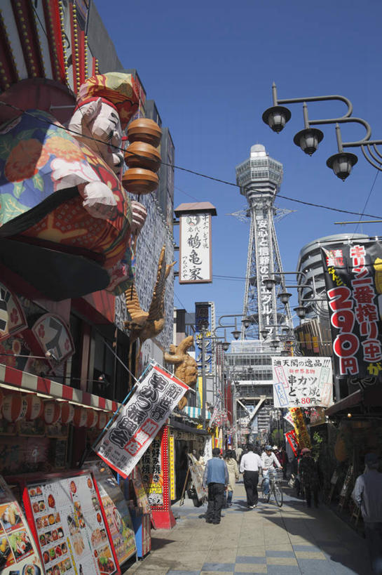 东方人,家,走,竖图,室外,白天,仰视,旅游,度假,美景,城市风光,城市,道路,建筑,路,路灯,公路,照明,日本,亚洲,行人,阴影,服装,光线,广告牌,影子,房屋,屋子,景观,公寓,灯光,交通,许多人,注视,休闲装,黄种人,娱乐,建设,洋房,楼房,路人,住宅,灯,衣服,蓝色,蓝天,天空,天,观察,看,一群人,享受,休闲,休闲服,景色,放松,服饰,大阪,观看,照亮,察看,照明设备,关注,东亚,本州,大阪府,本州岛,日本国,近畿地方,近畿,通天阁,过客,男人,男性,女人,女性,中年男性,中年女性,亚洲人,马路,步行,散步,走路,彩图,低角度拍摄,全身,房子