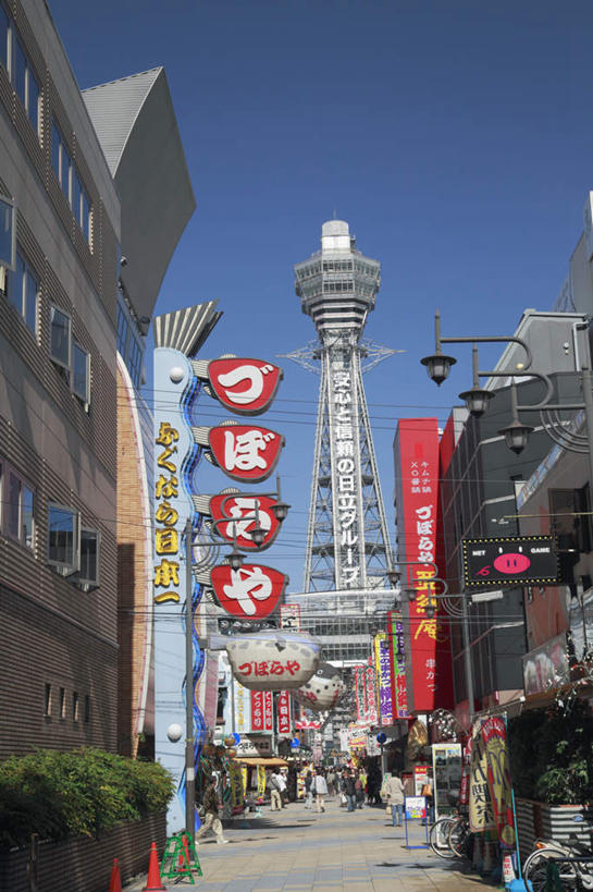 无人,家,竖图,室外,白天,仰视,旅游,度假,美景,树林,植物,城市风光,城市,道路,建筑,路,路灯,公路,照明,日本,亚洲,阴影,光线,日文,标志,广告牌,文字,影子,字符,房屋,屋子,景观,公寓,灯光,交通,娱乐,标识,建设,洋房,楼房,住宅,灯,树,树木,蓝色,绿色,蓝天,天空,自然,天,享受,休闲,景色,放松,大阪,生长,成长,照亮,照明设备,东亚,本州,大阪府,本州岛,日本国,近畿地方,近畿,日语,通天阁,马路,彩图,低角度拍摄,房子