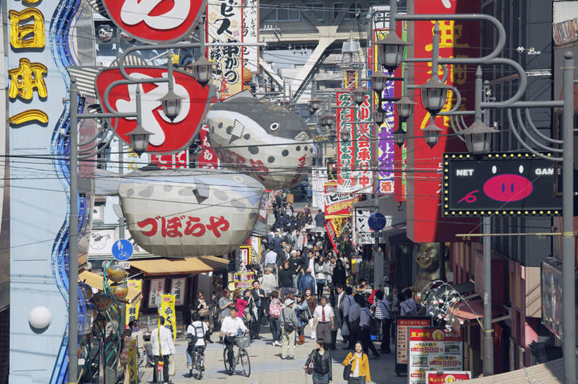 东方人,家,走,横图,俯视,室外,白天,旅游,度假,美景,城市风光,城市,大桥,道路,建筑,立交桥,路,路灯,桥梁,公路,照明,日本,亚洲,行人,阴影,服装,电力,光线,日文,标志,电线,广告牌,文字,线,影子,字符,房屋,屋子,景观,高架,公寓,斜拉桥,桥,灯光,电能,交通,许多人,线路,注视,休闲装,黄种人,娱乐,标识,建设,洋房,楼房,路人,住宅,灯,衣服,蓝色,蓝天,天空,天,观察,看,一群人,享受,休闲,休闲服,景色,放松,服饰,大阪,观看,电,电源,电源线,照亮,察看,照明设备,关注,能量,新世界,东亚,本州,大阪府,本州岛,日本国,近畿地方,近畿,日语,过客,男人,男性,女人,女性,中年男性,中年女性,亚洲人,马路,步行,散步,走路,半身,彩图,高角度拍摄,房子