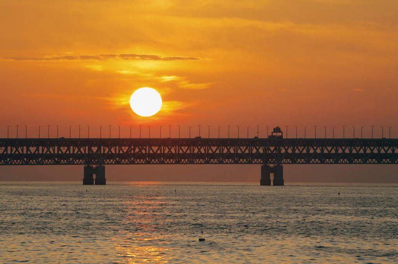 无人,栏杆,横图,室外,白天,正面,旅游,度假,海浪,海洋,美景,日落,城市风光,城市,大桥,立交桥,桥梁,汽车,日本,亚洲,阴影,光线,影子,景观,浪花,水平线,晚霞,霞光,高架,围栏,斜拉桥,桥,辽阔,海平线,娱乐,护栏,车,阳光,海水,黄昏,交通工具,轿车,享受,休闲,广阔,景色,彩霞,放松,大阪,一望无际,载具,海景,东亚,本州,大阪府,本州岛,日本国,近畿地方,近畿,无边无际,一马平川,关西国际机场联络桥,大海,风浪,海,海水的波动,近岸浪,涌浪,夕阳,彩图,水天相接,水天一线