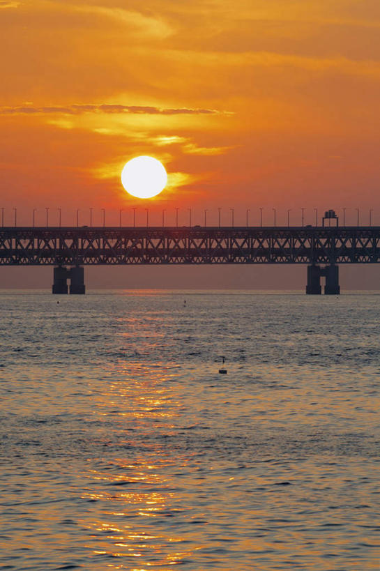 无人,栏杆,竖图,室外,白天,正面,旅游,度假,海浪,海洋,美景,日落,城市风光,城市,大桥,立交桥,桥梁,汽车,日本,亚洲,阴影,光线,影子,景观,浪花,水平线,晚霞,霞光,高架,围栏,斜拉桥,桥,辽阔,海平线,娱乐,护栏,车,阳光,海水,黄昏,交通工具,轿车,享受,休闲,广阔,景色,彩霞,放松,大阪,一望无际,载具,海景,东亚,本州,大阪府,本州岛,日本国,近畿地方,近畿,无边无际,一马平川,关西国际机场联络桥,大海,风浪,海,海水的波动,近岸浪,涌浪,夕阳,彩图,水天相接,水天一线