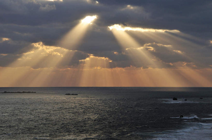 无人,横图,室外,白天,正面,旅游,度假,日出,海浪,海洋,礁石,石头,美景,太阳,日本,亚洲,阴影,光线,石子,影子,景观,浪花,水平线,乌云,云,云朵,辽阔,朝霞,晨曦,海平线,黎明,娱乐,冲绳,天空,阳光,自然,海水,天,享受,休闲,广阔,景色,放松,一望无际,冲绳县,自然风光,海景,东亚,琉球群岛,日本国,九州地方,宫古岛,宫古列岛,无边无际,一马平川,大海,风浪,海,海水的波动,礁,近岸浪,石块,岩石,涌浪,朝阳,彩图,破晓,水天相接,水天一线