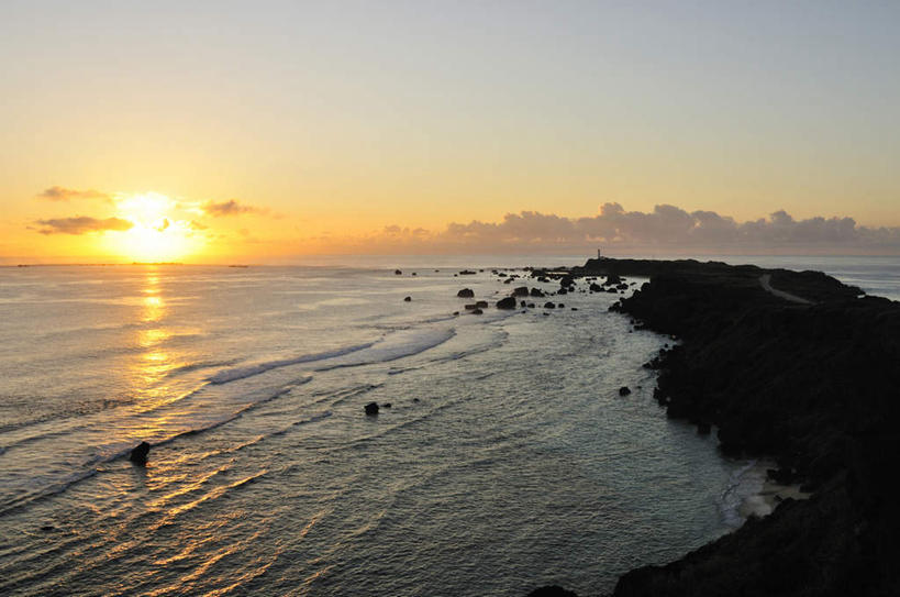 无人,横图,室外,白天,正面,旅游,度假,日出,海浪,海洋,礁石,石头,美景,太阳,日本,亚洲,阴影,光线,石子,影子,景观,浪花,水平线,乌云,云,云朵,辽阔,朝霞,晨曦,海平线,黎明,娱乐,冲绳,天空,阳光,自然,海水,天,享受,休闲,广阔,景色,放松,一望无际,冲绳县,自然风光,海景,东亚,琉球群岛,日本国,九州地方,宫古岛,宫古列岛,无边无际,一马平川,大海,风浪,海,海水的波动,礁,近岸浪,石块,岩石,涌浪,朝阳,彩图,破晓,水天相接,水天一线