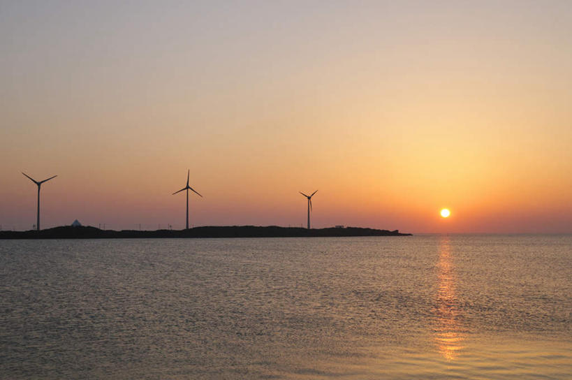 无人,横图,室外,白天,正面,旅游,度假,农业,风力发电机,日出,海浪,海洋,礁石,石头,美景,太阳,风车,日本,亚洲,阴影,环保,电力,光线,石子,影子,景观,浪花,朝霞,晨曦,黎明,娱乐,设备,冲绳,三个,黄色,天空,阳光,自然,海水,天,享受,休闲,发电,机械,景色,放松,工业,能源,冲绳县,资源,风力机,自然风光,海景,利用,低碳,东亚,琉球群岛,日本国,九州地方,宫古岛,宫古列岛,风力发电,大海,风浪,海,海水的波动,礁,近岸浪,石块,岩石,涌浪,朝阳,彩图,破晓